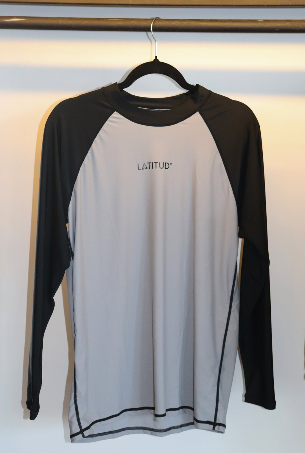 Remera Neoprene Latitud Sarthou Gris