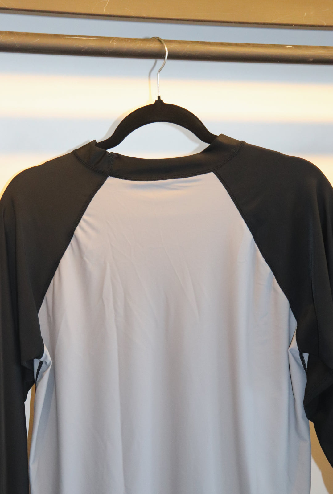 Remera Neoprene Latitud Sarthou Gris