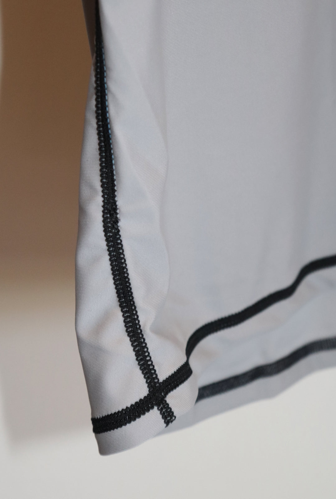 Remera Neoprene Latitud Sarthou Gris