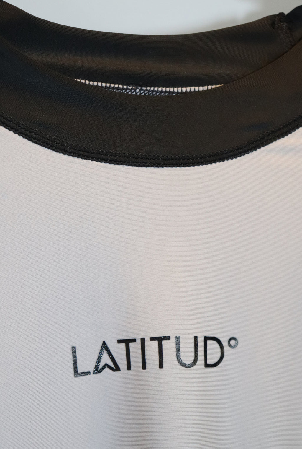 Remera Neoprene Latitud Sarthou Gris