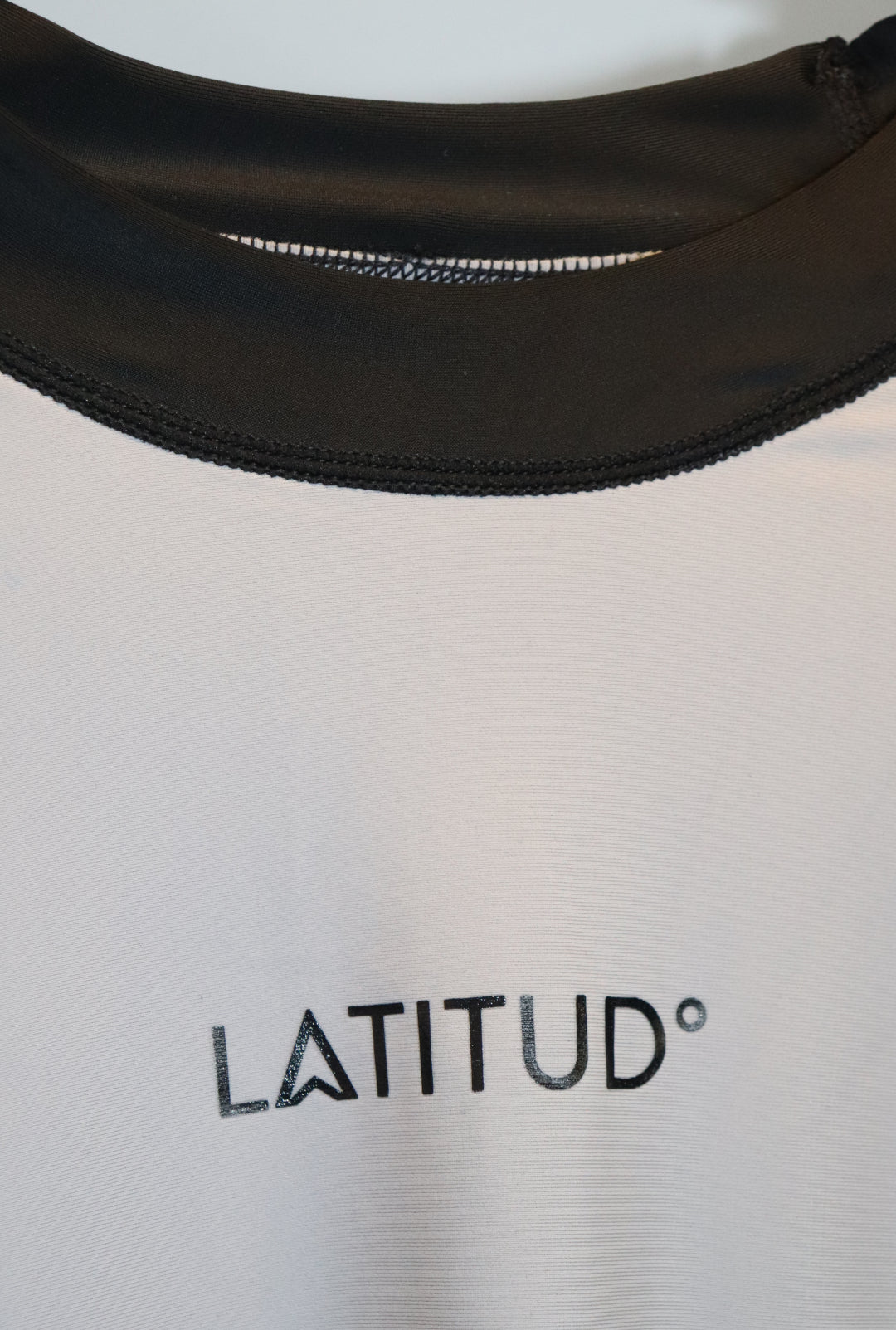 Remera Neoprene Latitud Sarthou Gris