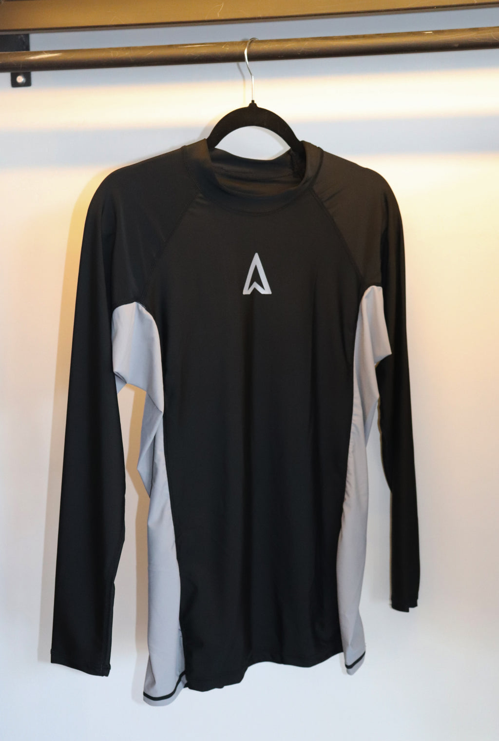Remera Neoprene Latitud Sarthou  Negro