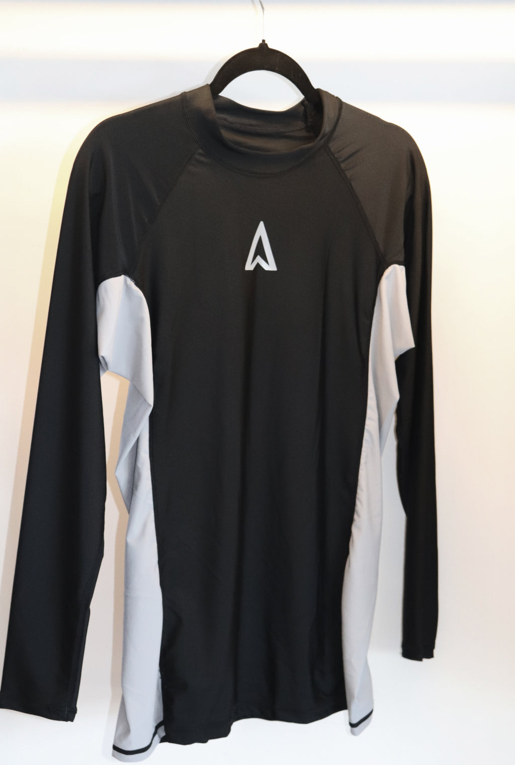 Remera Neoprene Latitud Sarthou  Negro