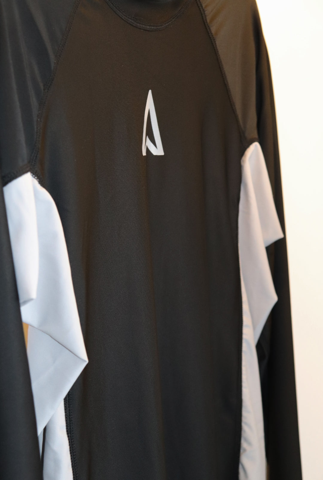 Remera Neoprene Latitud Sarthou  Negro
