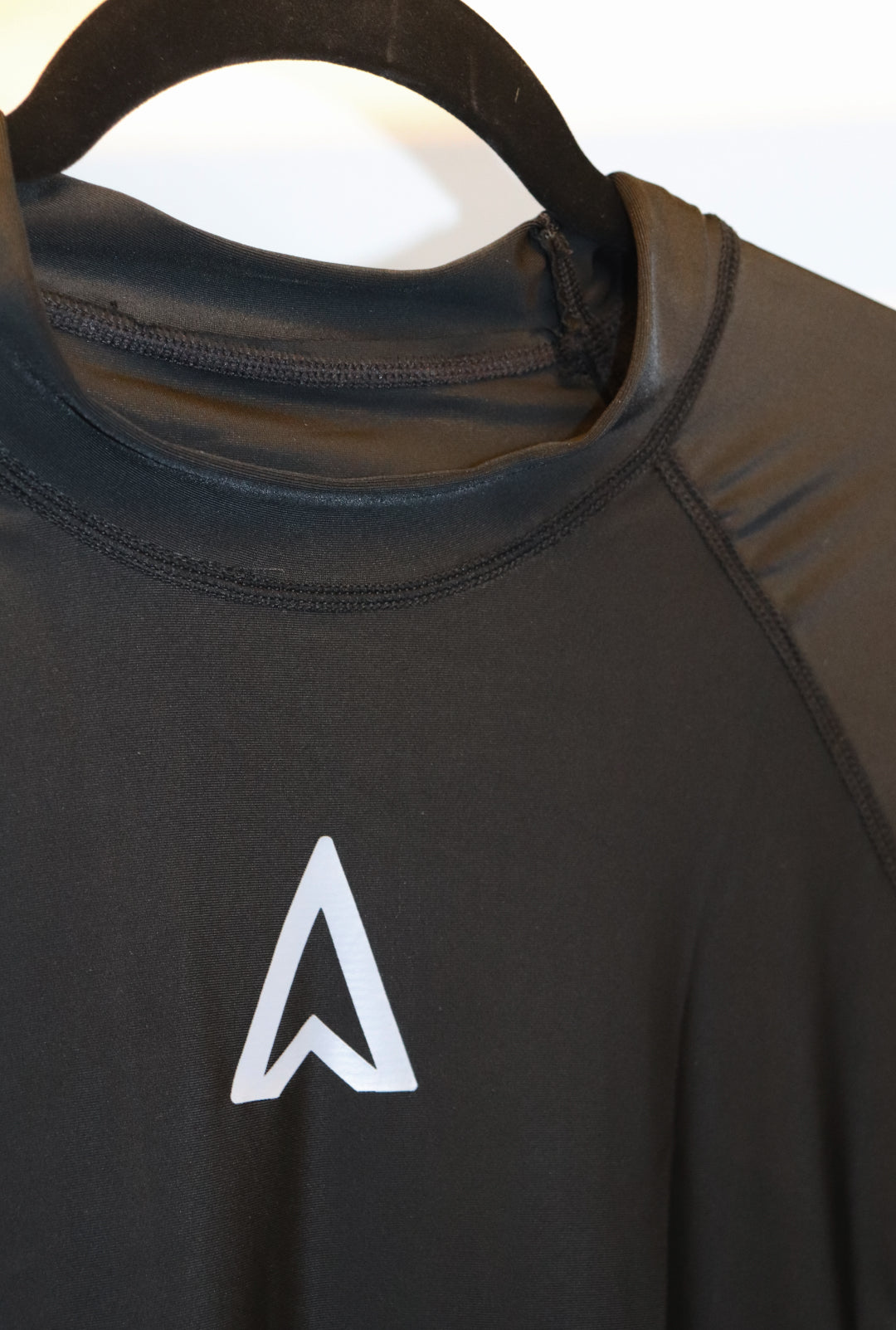 Remera Neoprene Latitud Sarthou  Negro
